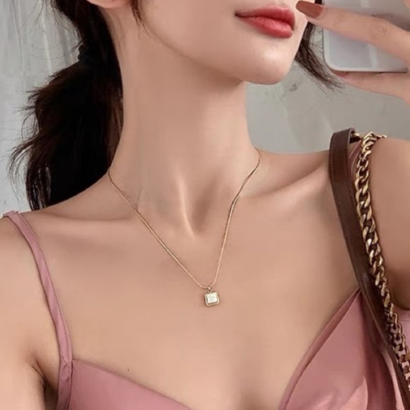 💎 BOGO‼️ Rectangle Pearl Gold Necklace - Picture 4 of 7